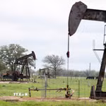 Tháp khoan dầu ở Luling, Texas, Mỹ. (Ảnh: THX/TTXVN)