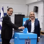 Tổng thống Israel Isaac Herzog và phu nhân Michal Herzog bỏ phiếu tại điểm bỏ phiếu đặt ở Trường Tiểu học Paula Ben-Gurion ở Jerusalem. Ảnh: TTXVN phát