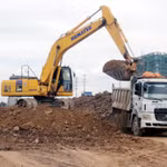 Công tác giải phóng mặt bằng được các đơn vị phối hợp triển khai, bảo đảm tiến độ chung của Dự án xây dựng đường song hành, đường gom tuyến Vành đai 5. (Ảnh: Nguyễn Chinh/TTXVN)