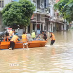 Lực lượng quân đội hỗ trợ nhân dân xã Na Sầm, tỉnh Lạng Sơn di chuyển trong vùng ngập lụt. (Ảnh: Quang Duy /TTXVN)