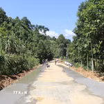 Những tuyến đường mới được hình thành giúp người dân xã Hưng Khánh (Lào Cai) đi lại thuận tiện. (Ảnh: Đinh Thùy/TTXVN)