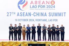 Thủ tướng Phạm Minh Chính cùng Trưởng đoàn các nước ASEAN và Thủ tướng Trung Quốc Lý Cường chụp ảnh chung. (Ảnh: Dương Giang/TTXVN)