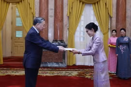Tổng Bí thư, Chủ tịch nước Tô Lâm nhận Quốc thư từ Đại sứ Vương quốc Thái Lan tại Việt Nam Urawadee Sriphiromya. (Ảnh: Lâm Khánh/TTXVN)