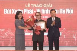 Phó Tổng giám đốc TTXVN Nguyễn Thị Sự và Phó Chủ tịch UBND Thành phố Hà Nội Hà Minh Hải trao giải thưởng lớn - Vì tình yêu Hà Nội cho Nghệ sỹ Nhân dân, đạo diễn Đặng Nhật Minh. (Ảnh: Minh Quyết/TTXVN)