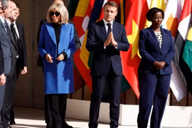 Tổng thống Pháp Emmanuel Macron, cùng phu nhân Brigitte Macron và Tổng thư ký Tổ chức Quốc tế Pháp ngữ (OIF) Louise Mushikiwabo, đến tham dự Hội nghị thượng đỉnh Pháp ngữ lần thứ 19, tại lâu đài Villers-Cotterets, Pháp. (Nguồn: Reuters)