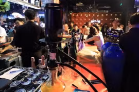 Công an Đồng Nai kiểm tra 4 quán bar, vũ trường trên địa bàn thành phố Biên Hòa, phát hiện hàng chục người dương tính với chất ma túy. (Ảnh: Công an Đồng Nai/TTXVN phát)