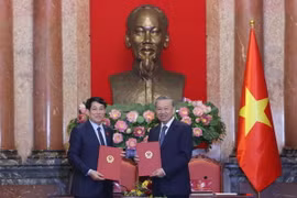 Tổng Bí thư Tô Lâm và Chủ tịch nước Lương Cường trao Biên bản bàn giao công tác của Chủ tịch nước. (Ảnh: Lâm Khánh/TTXVN)