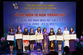 Đại diện 9 câu lạc bộ Nhà báo nữ địa phương nhận giấy khen của câu lạc bộ Nhà báo nữ Việt Nam. (Ảnh: Doãn Đức/Vietnam+)