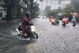 Một trận mưa lớn gây ngập tại Đà Nẵng. (Ảnh: TTXVN)