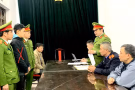 Cơ quan Cảnh sát Điều tra công bố lệnh bắt tạm giam đối với Hoàng Văn Sơn (dấu X). (Nguồn: Báo Hà Giang)