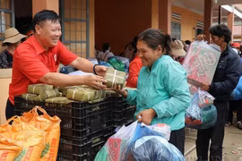 Tặng quà cho người nghèo tại chương trình "Tết vì người nghèo" ở xã Đưng K' Nớ, huyện Lạc Dương (tỉnh Lâm Đồng). (Ảnh: Đặng Tuấn/TTXVN)