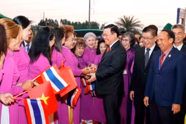 Chủ tịch Quốc hội Vương Đình Huệ với Cộng đồng người Việt Nam toàn Thái. (Ảnh: Doãn Tấn/TTXVN)