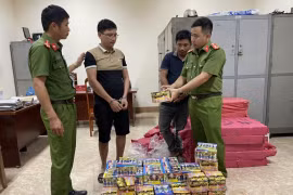 Lực lượng Công an huyện Ea H'leo lấy lời khai của đối tượng Nguyễn Sỹ Hùng (đeo kính). (Nguồn: Đắk Lắk)