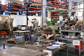 Công nhân làm việc tại Công ty Cơ khí Động lực Toàn Cầu, khu công nghiệp Giang Điền, huyện Trảng Bom (Đồng Nai). (Ảnh: Hồng Đạt/TTXVN)