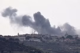 Khói bốc lên sau vụ không kích của Israel xuống Alma al-Shaab (Liban), ngày 20/11/2023. (Ảnh: THX/TTXVN)