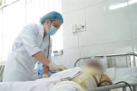 Nạn nhân được các bác sỹ Bệnh viện Chợ Rẫy điều trị tích cực. (Ảnh: TTXVN phát)