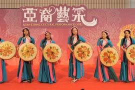 Nhóm múa của người Việt Nam tại Hong Kong biểu diễn tiết mục múa "Em đi xem hội Trăng rằm." (Ảnh: Mạc Luyện/TTXVN)