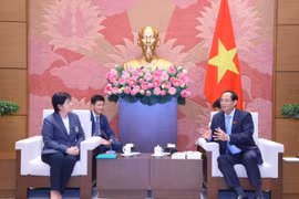 Phó Chủ tịch Quốc hội Trần Quang Phương tiếp Tiến sỹ Khanisara Thansunthornsakun, Hiệu trưởng Trường Đại học Hoàng gia Rajabhat Udon Thani (Thái Lan). (Ảnh: Văn Điệp/TTXVN)