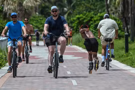 Người dân tập thể dục tại Miami (Mỹ), ngày 16/7/2023. (Ảnh: AFP/TTXVN)