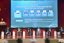 Các diễn giả thảo luận với chủ đề "Cơ hội và thách thức của các doanh nghiệp Việt Nam trong tiến trình hội nhập." (Ảnh: TTXVN)