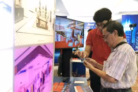Đại diện doanh nghiệp nhà hàng, khách sạn trải nghiệm ứng dụng công nghệ thông minh bên lề một hội nghị Chuyển đổi Số tại Thành phố Hồ Chí Minh. (Ảnh: Mỹ Phương/TTXVN)