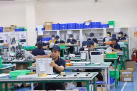 Công nhân làm việc tại nhà máy của Tazmo Việt Nam - công ty 100% vốn Nhật Bản - lắp ráp các thiết bị robot công nghiệp. (Ảnh: Minh Hưng/TTXVN)