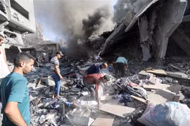 Cảnh đổ nát sau cuộc không kích của Israel xuống Gaza ngày 4/11/2023. (Ảnh: THX/TTXVN)