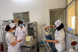 Các nhân viên y tế kiểm tra các thiết bị y tế, bình ôxy, cảnh giác với nguy cơ dịch COVID-19 bùng phát lại. (Ảnh: Huyền Trang/TTXVN)