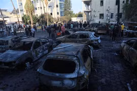 Nhiều xe ôtô bị cháy sau vụ không kích của Israel vào Bệnh viện Al-Ahli ở Dải Gaza, ngày 18/10/2023. (Ảnh: THX/TTXVN)