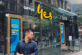 Bên ngoài một cửa hàng của Optus ở Sydney (Australia), ngày 8/11/2023. (Nguồn: Reuters/Ảnh chụp màn hình)