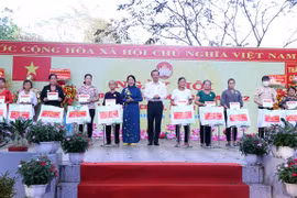Bí thư Thành ủy Thành phố Hồ Chí Minh Nguyễn Văn Nên tặng quà của Thành ủy, Ủy ban Nhân dân, Hội đồng Nhân dân, Ủy ban Mặt trận Tổ quốc Việt Nam Thành phố cho các hộ gia đình nghèo tại Ngày hội Đại Đoàn kết Toàn Dân tộc năm 2022. (Ảnh: Xuân Khu/TTXVN)