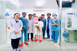Bé gái được xuất viện trong niềm vui của gia đình và đội ngũ y bác sỹ. (Ảnh: TTXVN phát)