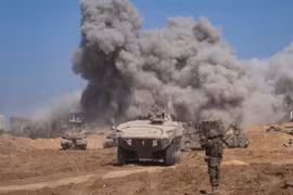 Lực lượng Israel triển khai chiến dịch tấn công trên bộ ở Dải Gaza, ngày 5/11/2023. (Ảnh: THX/TTXVN)