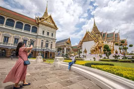 Khách du lịch tham quan Cung điện Hoàng gia Thái Lan ở Thủ đô Bangkok. (Ảnh: THX/TTXVN)