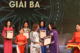Tổng Giám đốc Thông tấn xã Việt Nam Vũ Việt Trang trao giải Ba cho các tác giả, nhóm tác giả đoạt giải tại Lễ trao Giải thưởng Toàn quốc về Thông tin Đối ngoại lần thứ VII, tối 5/11/2022. (Ảnh: Minh Quyết/TTXVN)