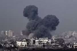 Khói bốc lên từ các tòa nhà sau vụ oanh kích của quân đội Israel xuống phía Bắc Dải Gaza ngày 28/10/2023. (Ảnh: AFP/TTXVN)