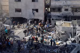 Hoạt động cứu hộ được triển khai sau cuộc không kích của Israel xuống thành phố Khan Younis, Dải Gaza, ngày 6/11/2023. (Ảnh: THX/TTXVN)
