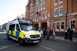 Cảnh sát gác gần nhà ga Parsons Green ở London sau vụ tấn công ngày 15/9. (Nguồn: THX/TTXVN)