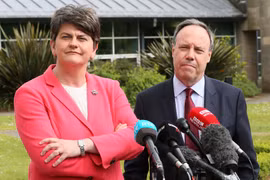 Lãnh đạo đảng DUP, bà Arlene Foster (trái) trong cuộc họp báo ở Belfast, Bắc Ireland ngày 12/6. (Nguồn: AFP/TTXVN)