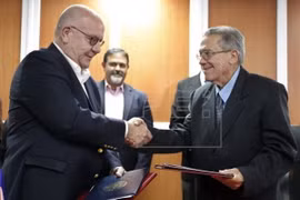 Cục trưởng Cục Quản lý hàng hải, Bộ Giao thông vận tải Cuba, José Joaquín Prado Falero (phải) và Giám đốc Thương mại Cảng Houston Ricky Kunz. (Nguồn: EPA)