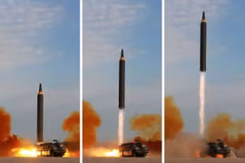Tên lửa đạn đạo Hwasong-12 được phóng thử từ một địa điểm bí mật ở Triều Tiên. (Nguồn: AFP/TTXVN)