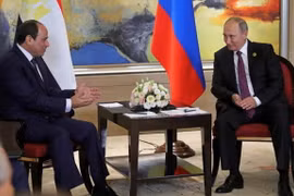 Tổng thống Nga Vladimir Putin (phải) và người đồng cấp Abdel Fattah al-Sisi gặp nhau bên lề Hội nghị BRICS hồi tháng Chín. (Nguồn: AFP)