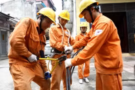 Tổng Công ty Điện lực thành phố Hà Nội nâng công suất, chống quá tải các trạm biến thế trên địa bàn Thủ đô. (Ảnh: Ngọc Hà/TTXVN)