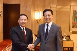 Ủy viên Bộ Chính trị, Bí thư Thành ủy Thượng Hải Hàn Chính (phải) tiếp đồng chí Nguyễn Đức Lợi, Ủy viên Trung ương Đảng, Tổng Giám đốc Thông Tấn Xã Việt Nam. (Ảnh: Trung Kiên/Vietnam+)