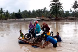 Người dân sơ tán khỏi các khu vực ngập lụt sau khi bão Tembin quét qua tỉnh Lanao del Norte ngày 23/12. (Nguồn: THX/TTXVN)
