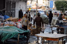 Hiện trường cuộc xung đột giữa phiến quân Houthi và lực lượng của cựu Tổng thống Yemen Ali Abdullah Saleh gần tư dinh của ông Saleh ở Sanaa ngày 4/12. (Nguồn: THX/TTXVN)