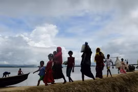 Người Hồi giáo Rohingya vượt biên sang Bangladesh lánh nạn do tình trạng bạo lực tại bang Rakhine ngày 8/9. (Nguồn: AFP/TTXVN)