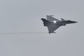 Máy bay chiến đấu Rafale của Pháp trong một buổi trình diễn bay ở căn cứ Không quân Subang, Malaysia ngày 28/3. (Nguồn: AFP/TTXVN)