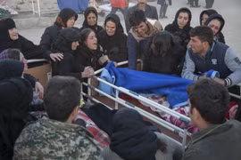 Người dân khóc than bên thi thể nạn nhân trong trận động đất ở Kermanshah, Iran ngày 13/11. (Nguồn: AFP/TTXVN)