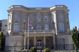 Quang cảnh bên ngoài Đại sứ quán Cuba ở Washington D.C., Mỹ ngày 3/10. (Nguồn: THX/TTXVN)